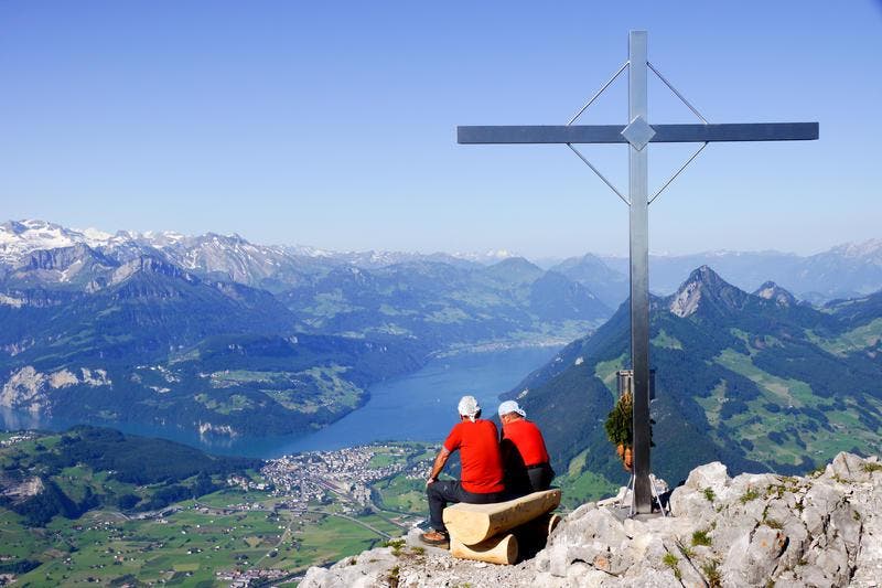 Das neue Gipfelkreuz neben dem Mythenbänkli. (Bild: Beat Gwerder)