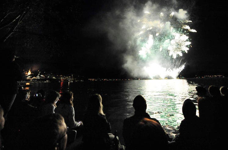 2. Juli: Rund 20'000 Besucher feiern am Zuger Seenachtsfest. Am Abend strahlt ein Feuerwerk vom Himmel. (Bild: Maria Schmid / Neue ZZ)