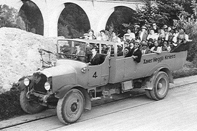 ein notdürftig zum Car umgebauter Heggli-Lastwagen um 1925. (Bild: PD)
