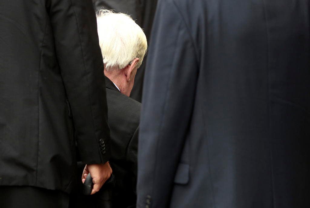 Trauer: Helmut Schmidt vor der Michaeliskirche nach der Trauerfeier für seine verstorbene Ehefrau Loki Schmidt. (Bild: Keystone)