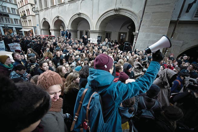 Schüler und Lehrer demonstrieren beim Luzerner Regierungsgebäude gegen Sparmassnahmen.