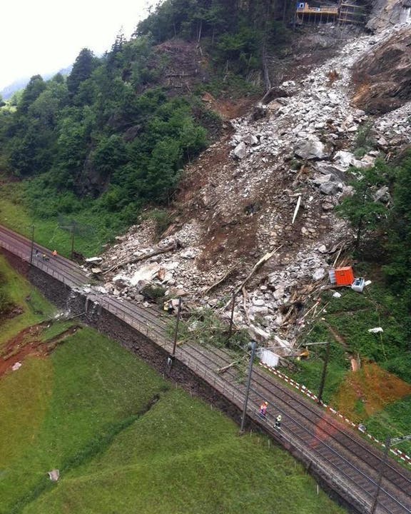 Das Gleis der Gotthardstrecke wurde verschüttet. Die Linie bleibt mehrere Tage gesperrt. (Bild: SBB)