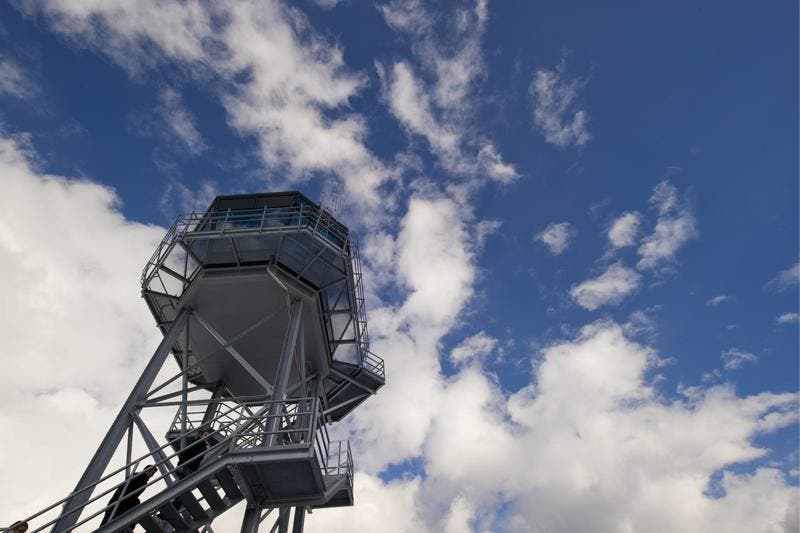 Dank dem neuen Tower ist der Flugbetrieb gesichert. (Bild: Keystone/Sigi Tischler)