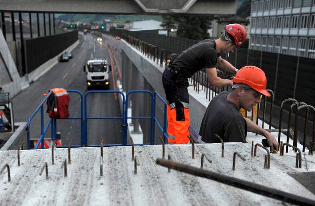 Bauarbeiter verankern die 13 Tonnen schweren Deckenelemente. (Bild Nadia Schärli/Neue NZ)