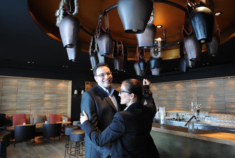 15. Dezember: Direktor Ralph und seine Frau Ilze Treuthardt schwingen in der Bar des neuen Hotels Frutt Lodge ein Tänzchen. (Bild: Eveline Beerkircher/Neue LZ)
