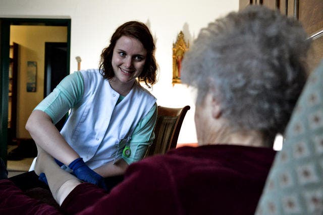 Fabienne Odermatt von der Spitex Stadt Luzern pflegt eine Patientin zu Hause. (Bild Nadia Schärli)