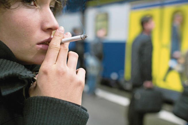 Der Bund will Jugendliche besser vor Tabak schützen und die SBB planen ihre Bahnhöfe rauchfrei zu machen. (Bild: Martin Ruetschi/Keystone)