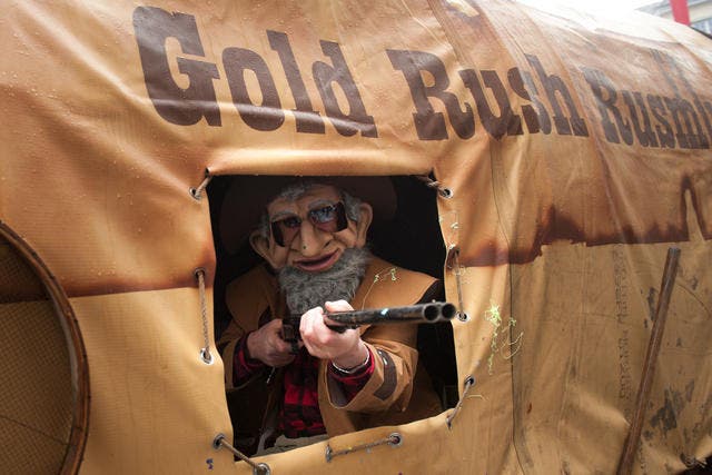 Achtung Schuss. Hier schiesst der Kulturfasnächtler Rusmu mit dem Motto «Goldwäscher». (Bild: Boris Bürgisser / Neue LZ)