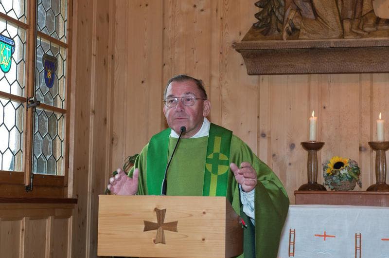Die Gedenkfeier der Sektion Mythen SAC gestaltete der Einsiedler Pater Pfarrer Alois Kurmann in der Holzeggkapelle. (Bild: Erhard Gick / Neue SZ)