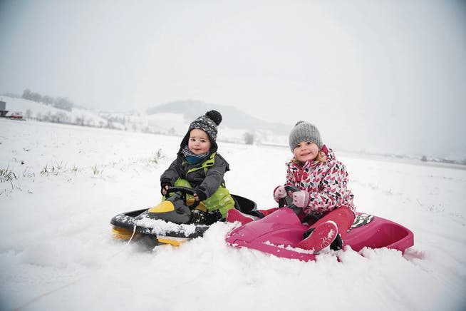 Til und Lea haben mit ihren Bobs sichtlich den Plausch am Neuschnee. (Bild: Corinne Glanzmann (Altishofen, 18. Dezember 2017))