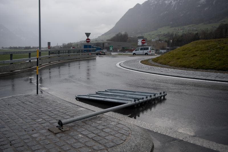 Der Sturm hat eine Strassentafel beim «Autobahn»-Kreisel Stans Süd umgekippt. (Bild: Corinne Glanzmann)
