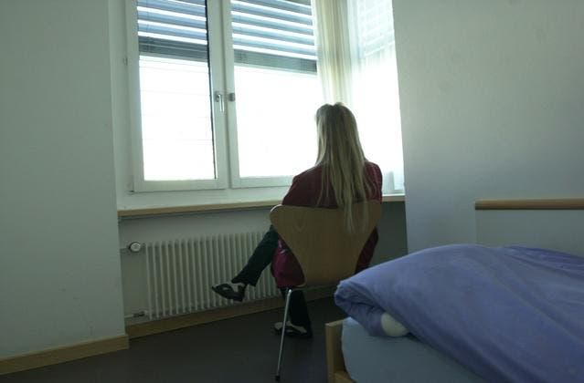 Eine psychisch kranke Patientin in ihrem Zimmer (gestellte Szene). (Bild Eveline Bachmann/Neue LZ)