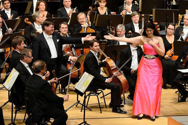 Nicht nur grosse Gesten: Dirigent Christian Thielemann und Anja Harteros mit dem Orchester aus Dresden. (Bild: LF/Matthias Creutziger)