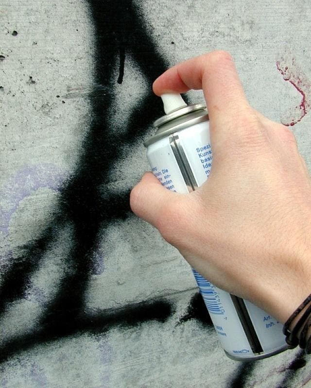 Ein Sprayer bei der «Arbeit». (Symbolbild Neue SZ)