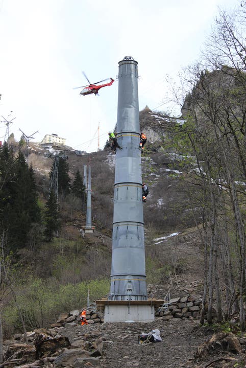 Vom Parkplatz der Titlis-Bergbahnen werden die einzelnen Teile mit einem Super-Puma an ihren Bestimmungsort geflogen. (Bild: Mike Bacher)