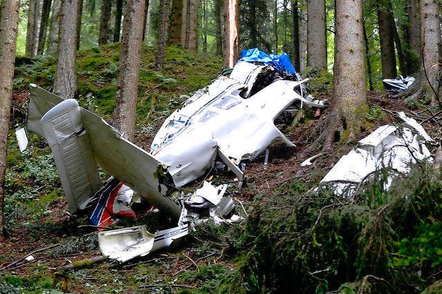 Das zerstörte Kleinflugzeug im Wald von Ramersberg. (Bild: Urs Flueeler/ Keystone)
