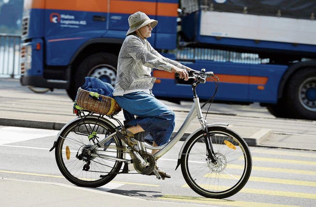 E-Bikes helfen verhindern, dass der Bewegungsradius im Alter immer kleiner wird. (Bild: Walter Bieri/Keystone (Zürich, 16. August 2012))