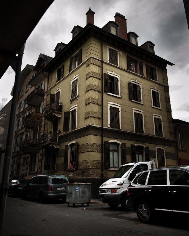 In dem Haus am Grimselweg 4 bieten Prostituierte ihre Dienste an. Das Haus ist in einem desolaten Zustand. (Bild: Boris Bürgisser / Neue LZ)