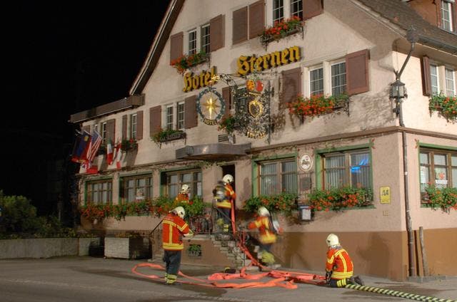 Die Einsatzkräfte der Feuerwehr im Einsatz. (Bild: Kantonspolizei Schwyz)