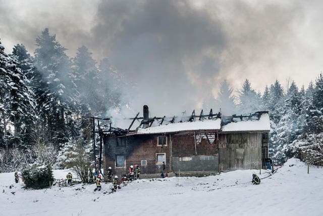 Verkohlte Balken und Zerstörung hinterliess ein Feuer am Freitag in diesem Bauernhaus in Grosswangen. (Bild: Pius Amrein / Neue LZ)