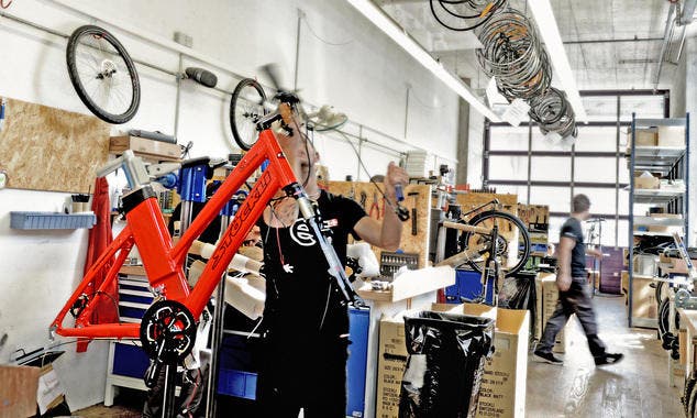 Noch werden die E-Bikes von Stöckli in dieser Werkstatt in Wolhusen zusammengebaut. Die Luzerner Firma plant eine eigene Fertigungsstrasse. (Bild: Nadia Schärli/Neue LZ)
