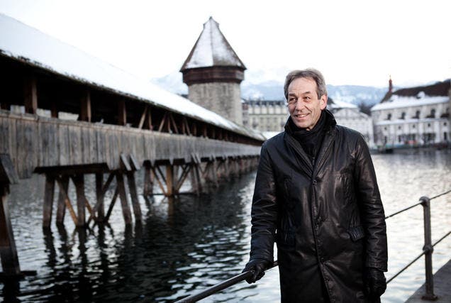 Ruedi Meier, alt Stadtrat und Präsident der Interessengemeinschaft Inszenierung Kapellbrücke/Wasserturm, vor dem Wahrzeichen Luzerns. (Archivbild Neue LZ)