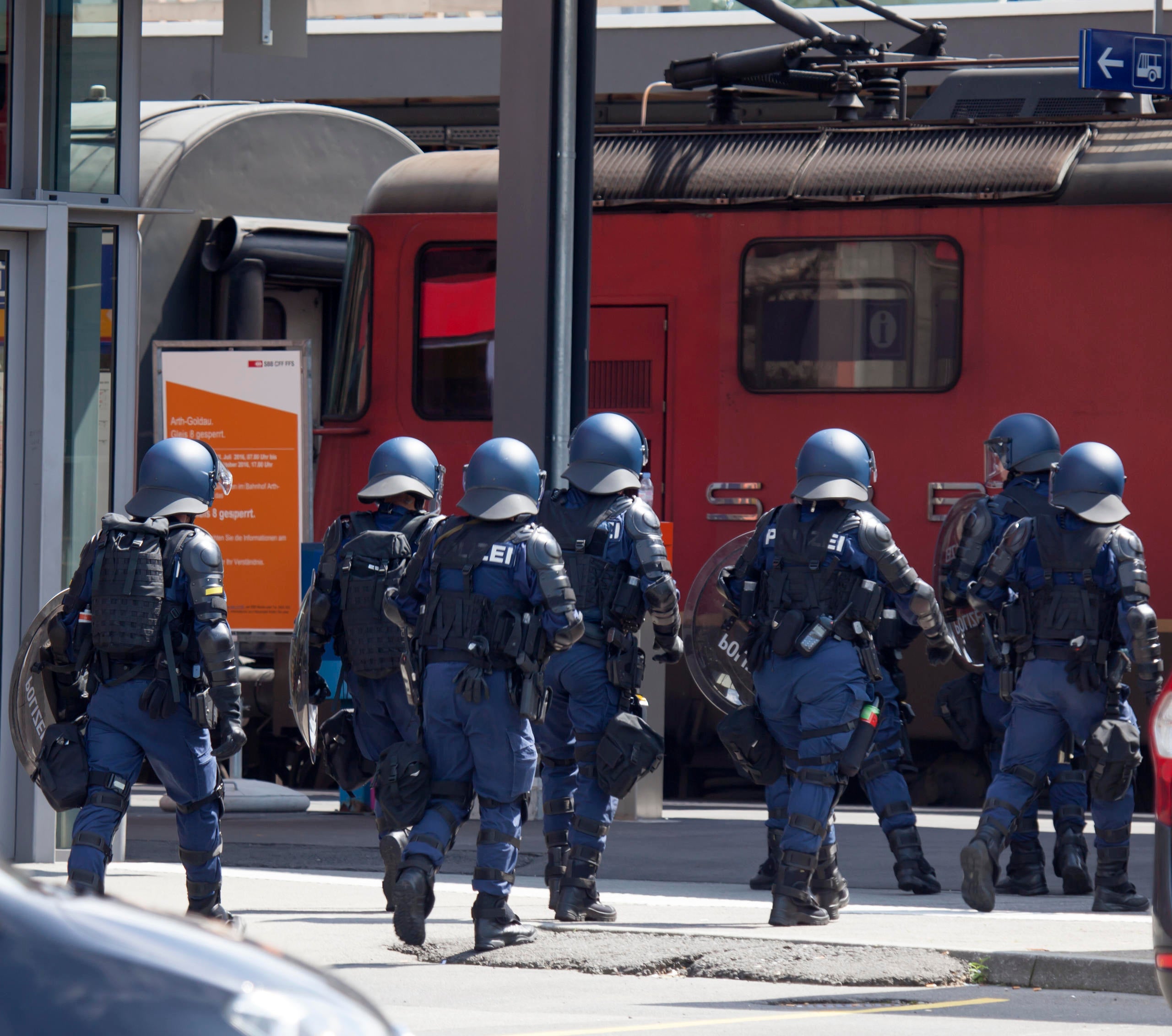 SCHWYZ: Polizei Löst Unbewilligte Demo Von 50 Linksextremen Auf