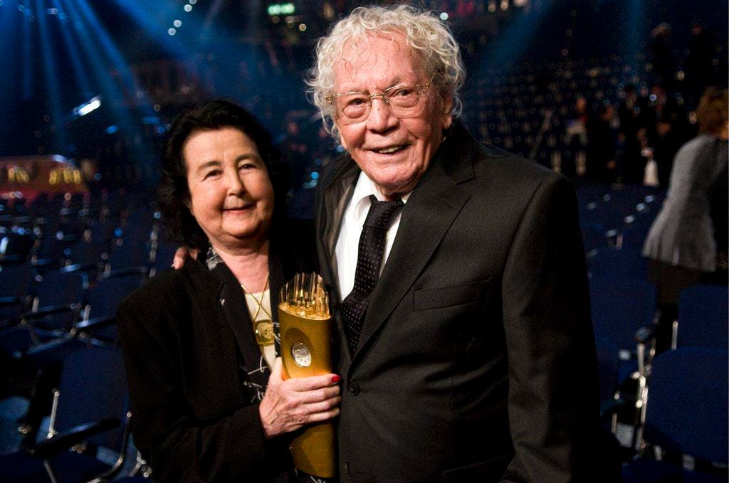 2009: Doris und Hans Erni posieren für die Fotografen anlässlich der Verleihung der Swiss Awards im Hallenstadion in Zürich. Hans Erni wurde für sein Lebenswerk ausgezeichnet und gewann den «LifetimeAward». (Bild: Keystone)
