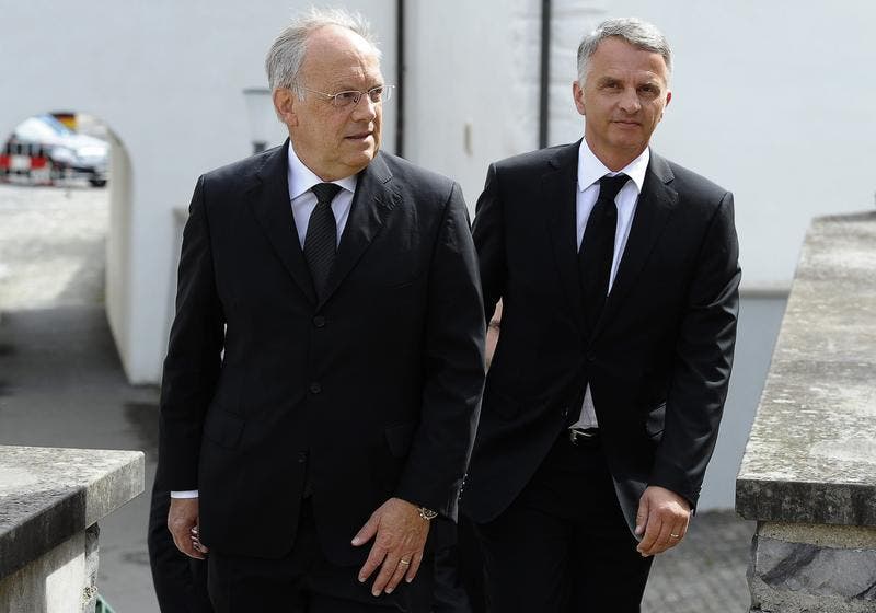 Die Bundesräte Johann Schneider-Ammann, links, und Didier Burkhalter sind aus Bern zur Trauerfeier angereist. (Bild: Keystone)