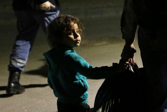 Flüchtlingskind aus Syrien auf dem Weg in ein Auffanglager ausserhalb von Nikosia in Zypern. (Bild: Petros Karadjias/AP (10. November 2016))