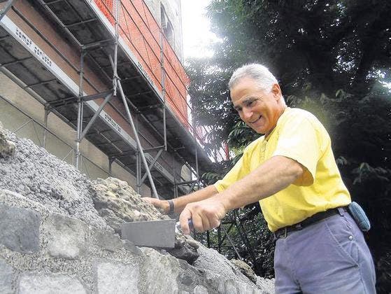 Der Spezialist für Trockenmauern: Vito Iapello saniert die Umfriedungsmauer vor der Kirch St. Peter und Paul. (Bild Fredy Stäheli/Neue SZ)