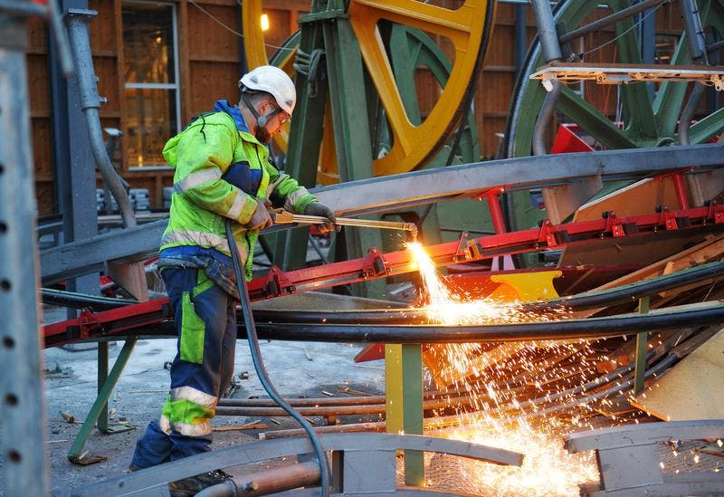 Ein Mitarbeiter der Kernser Firma von Rotz Seilbahnen AG bei Abbrucharbeiten Ende Oktober 2012. (Bild: Corinne Glanzmann / Neue OZ)