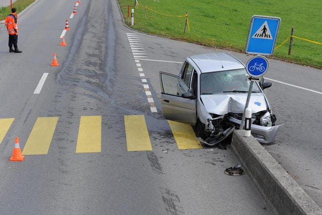 Die Unfallstelle in Ennetmoos mit dem beschädigten Auto der Seniorin. (Bild: Kantonspolizei Nidwalden)