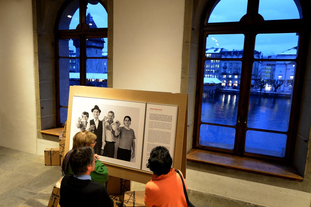 Besucher besichtigen die Fotoausstellung «Besa - ein Ehrenkodex» des Fotografen Norman H. Gershman anlässlich des Internationalen Holocaust-Gedenktag in der Kornschütte in Luzern. (Bild: Keystone)