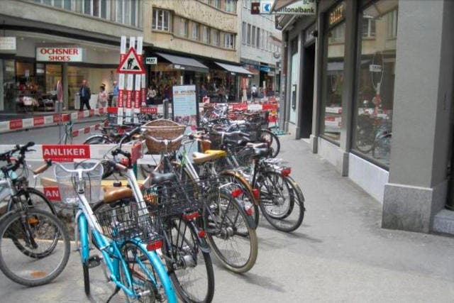 Müssen weg: Falsch parkierte Velos beim Schwanenplatz. (Bild: pd / Stadt Luzern)