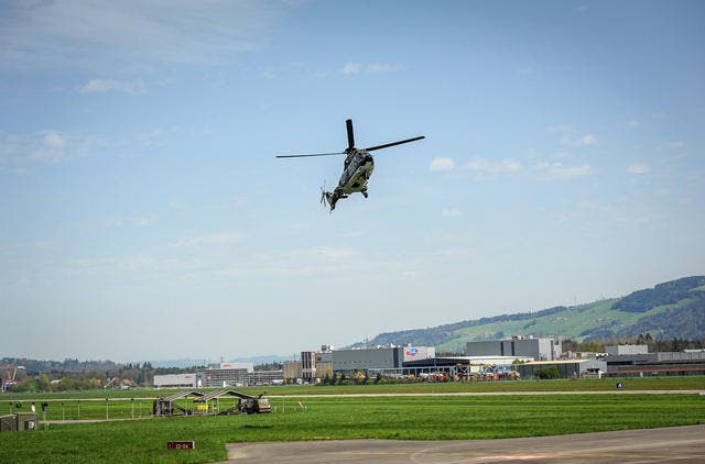Ein solcher Cougar-Helikopter der Schweizer Armee wäre in der Nähe des Militärflugplatzes Emmen beine mit einem Provatflugzeug zusammengestossen. (Bild: Remo Nägeli / Neue LZ)