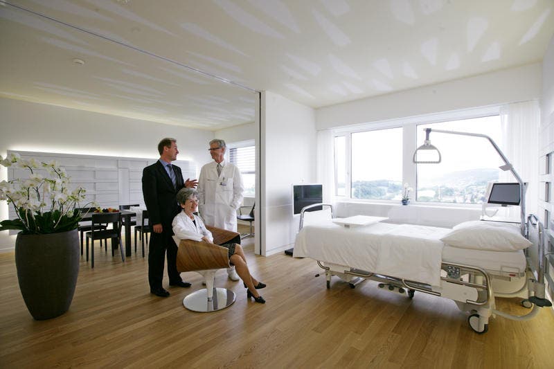 Benno Fuchs, CEO LUKS (links), Reto Babst und Verena Briner in einem der neuen Zimmer für Privatpatienten. . (Bild: Philipp Schmidli/Neue LZ)