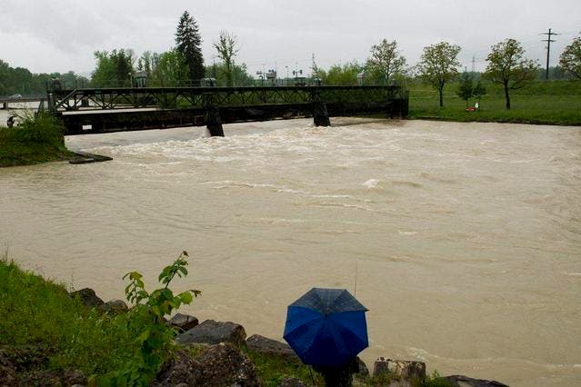 Blick auf die Hochwasser führende Reuss. Der Kantonsrat ist unzufrieden mit dem Kostenumfang des Hochwasserschutzprojekts an der Reuss. (Archivbild / Keystone)