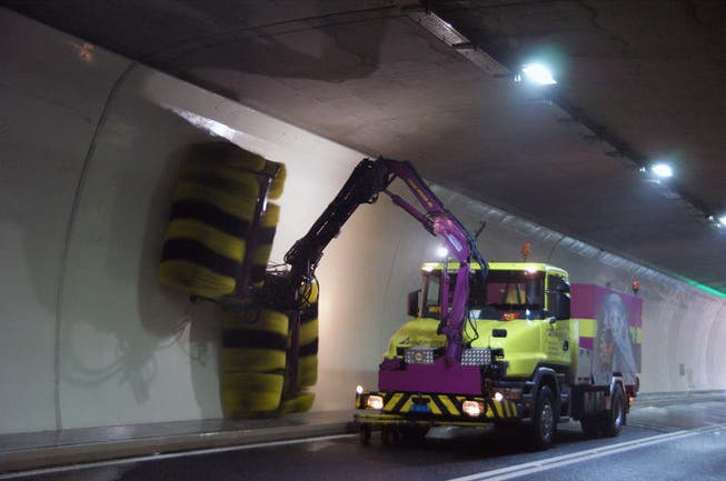 Tunnelreinigung im Tunnel Lungern. (Bild: Philipp Unterschütz (Lungern, 16. September 2014))
