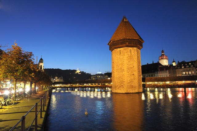 Die Stadt Luzern setzt bei der öffentlichen Beleuchtung - hier der Wasserturm - auf Strom aus erneuerbar Energie. (Bild: Nadia Schärli/Neue LZ)