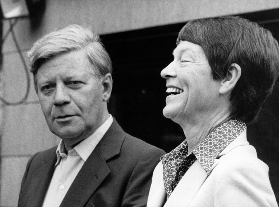 Helmut Schmidt mit seiner Ehefrau Hannelore 'Loki', fotografiert vor ihrem Ferienhaus am Brahmsee (Foto vom 6.August 1980). Loki Schmidt starb 91-jährig in der Nacht zum 21.Oktober 2010, in ihrem Haus im Hamburger Stadtteil Langenhorn. (Bild: Keystone)