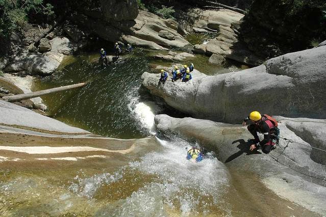 Die Canyoning-Tour durch die Chli Schliere bedeutet Sprünge von bis zu 10 Meter und Wasserrutschen bis zu 20 Meter lang. (Bild: pd)