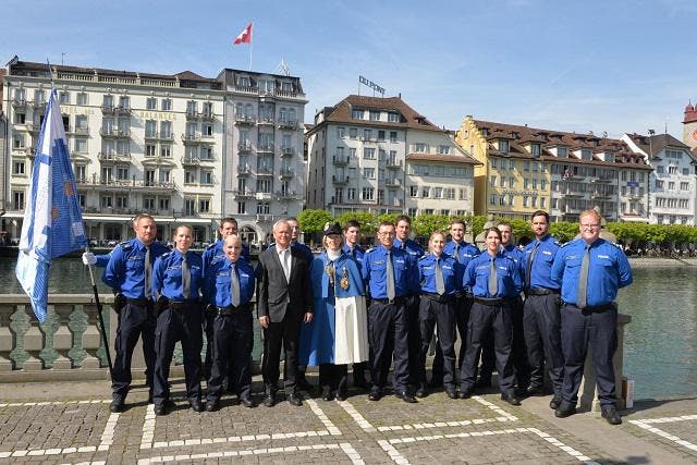 Auf dem Jesuitenplatz hat der Vorsteher des Justiz- und Sicherheitsdepartements Paul Winiker vier Polizistinnen und acht Polizisten der Luzerner Polizei vereidigt. (Bild: Luzerner Polizei)