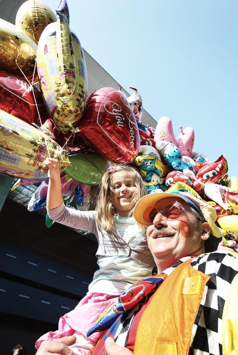 1. Oktober: Es ist wieder Määs. Tamara Degen (6, aus Adligenswil) darf sich von Clown Charles Stey (46, aus Zürich) einen Ballon aussuchen (Bild: Manuela Jans / Neue LZ)