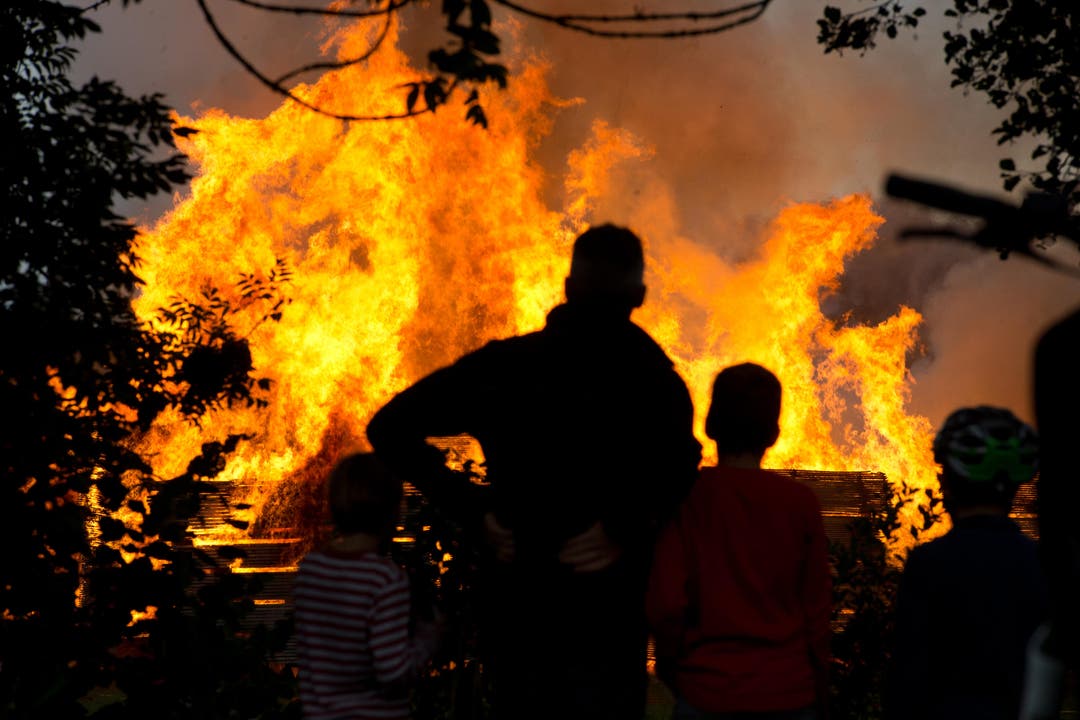 Die hohen Flammen haben das Interesse der Bevölerung geweckt. (Bild: Dominik Wunderli / Neue LZ)