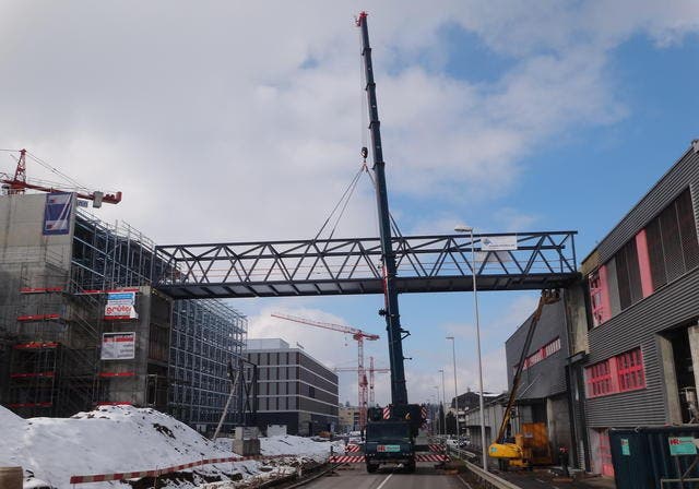 Die Passerelle verbindet das bestehende Betriebsgebäude mit der neuen Logistikplattform in Sursee. (Bild: PD)