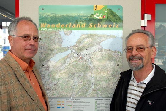 Bruno Weber (links) und Paul Odermatt, präsentieren die neuen Orientierungstafeln. (Bild Urs Rüttimann/Neue NZ)