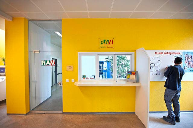 Mehr junge Schweizerinnen und Schweizer mussten sich im August bei den Regionalen Arbeitsvermittlungszentren (RAV) melden. (Bild: Keystone/Gaetan Bally)