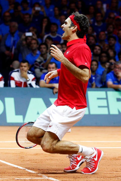 Roger Federer geht nach seinem Sieg zu Boden. (Bild: Keystone)
