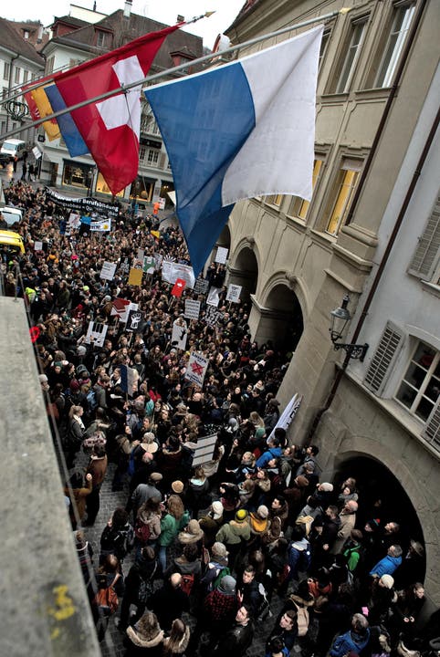 Die Schüler vor dem Regierungsgebäude. (Bild: Nadia Schärli / Neue LZ)